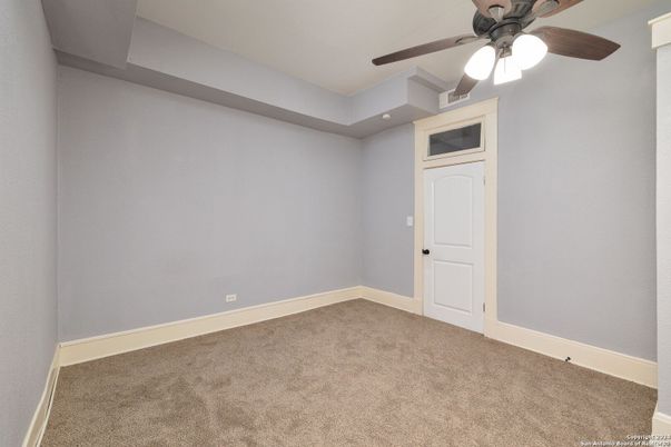 Empty room, Interior