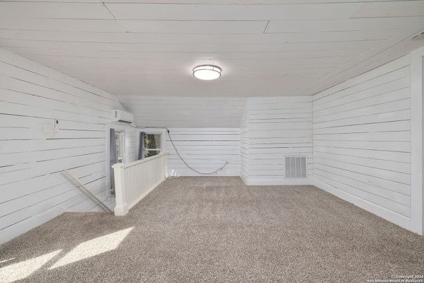 Empty room, Interior