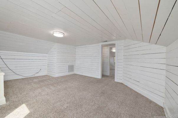 Empty room, Interior