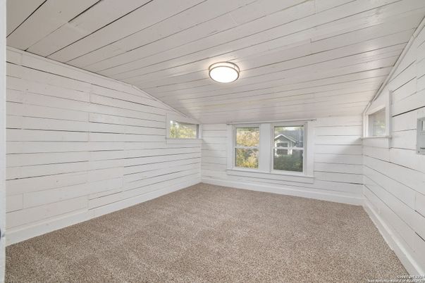 Empty room, Interior