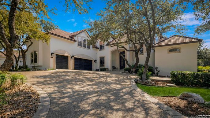 Attached, Exterior, Facade, Mediterranean