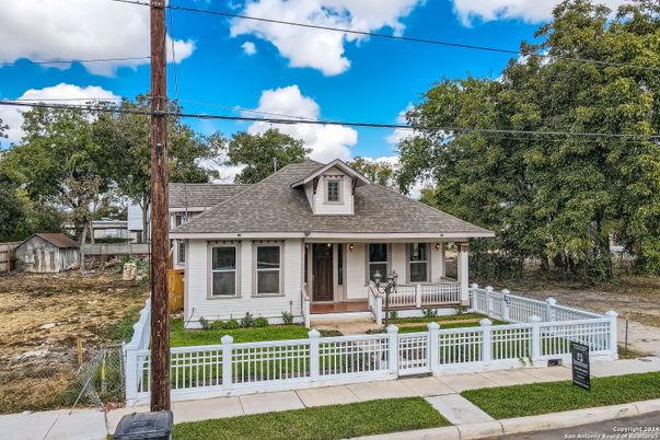Exterior, Facade, Queen Anne Victorian