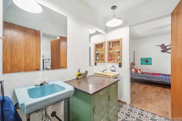 Bathroom, Interior, Pendant Lights, Wood Texture Flooring