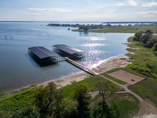 Exterior, Lake