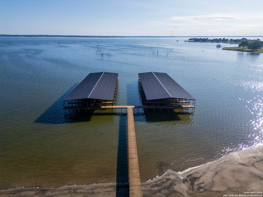 Exterior, Lake