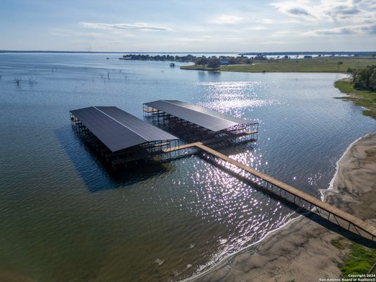 Exterior, Lake