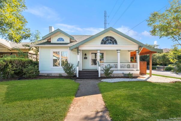 Exterior, Facade, American Craftsman