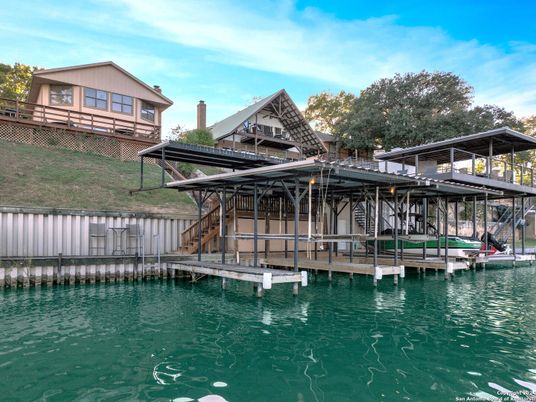 Exterior, Lake