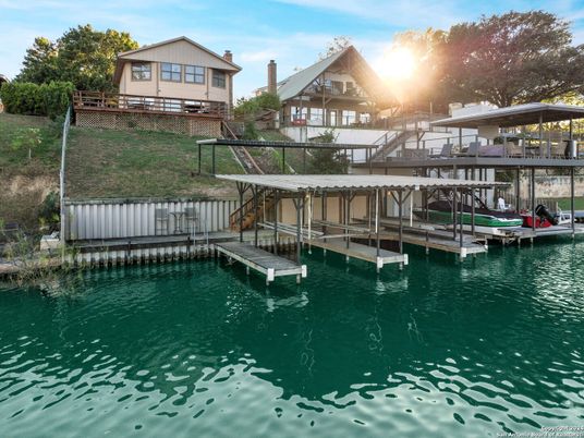 Exterior, Lake