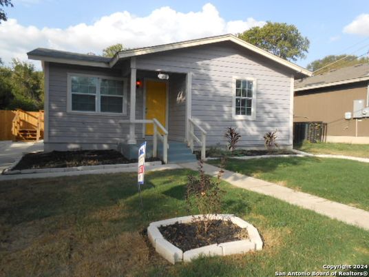 Backyard, Exterior, Facade, Ranch