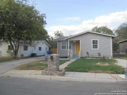 Exterior, Facade, Ranch