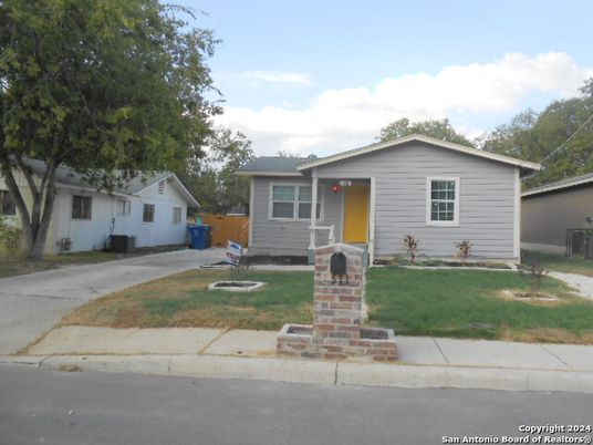 Exterior, Facade, Ranch