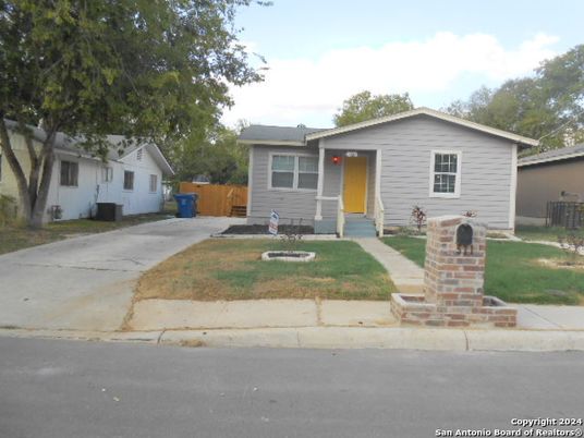 Exterior, Facade, Ranch