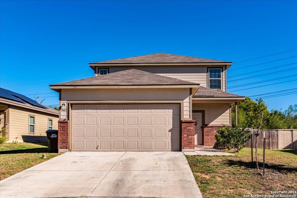 Attached, Exterior, Facade, Solar Panels, American Craftsman