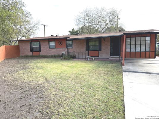 Backyard, Exterior, Facade, Brick Facade, Ranch