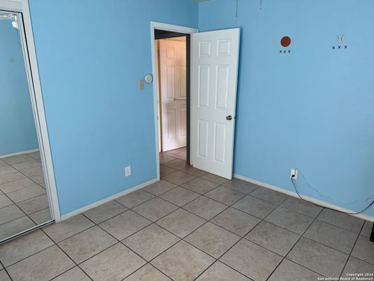Empty room, Interior