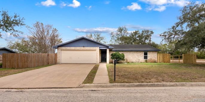 Attached, Exterior, Facade, Brick Facade, Ranch
