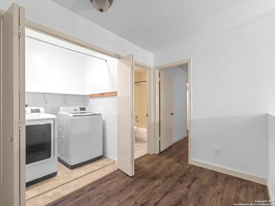 Interior, Washer, Wood Texture Flooring