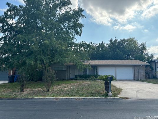 Attached, Exterior, Facade, Ranch
