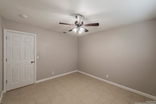 Empty room, Interior