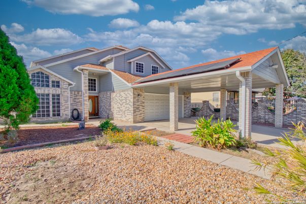 Attached, Exterior, Facade, Solar Panels, American Craftsman