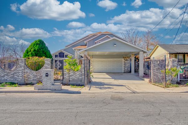 Attached, Exterior, Facade, Ranch
