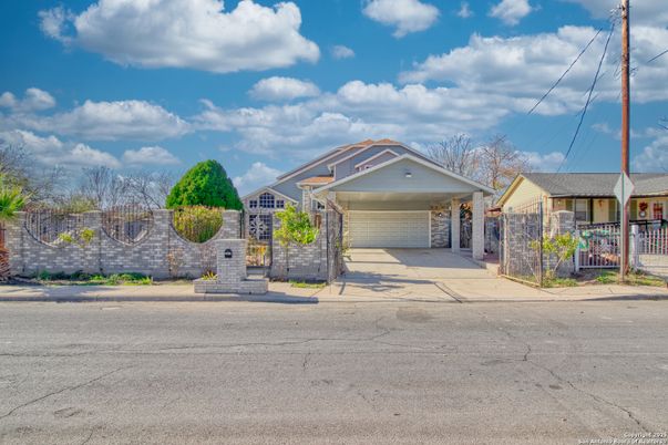 Attached, Exterior, Facade, Ranch