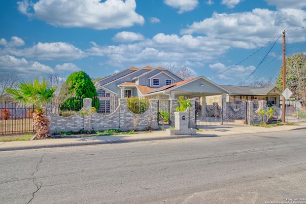Exterior, Facade, Ranch