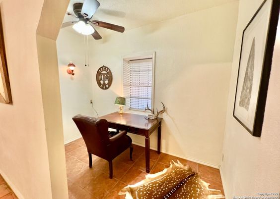 Home Office, Interior