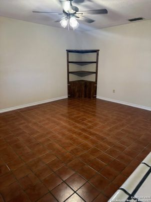 Empty room, Interior