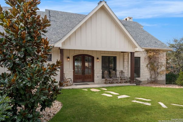 Exterior, Facade, Farmhouse