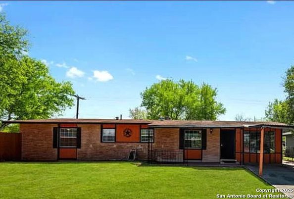 Backyard, Exterior, Facade, Brick Facade, Ranch