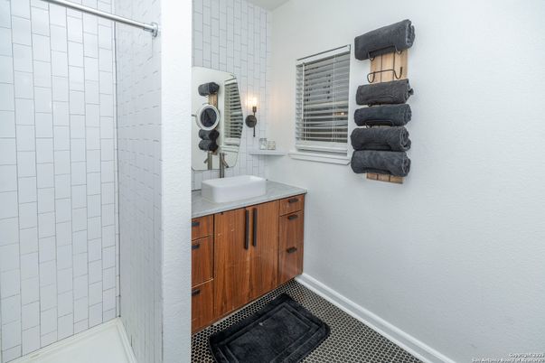 Bathroom, Interior, Pendant Lights