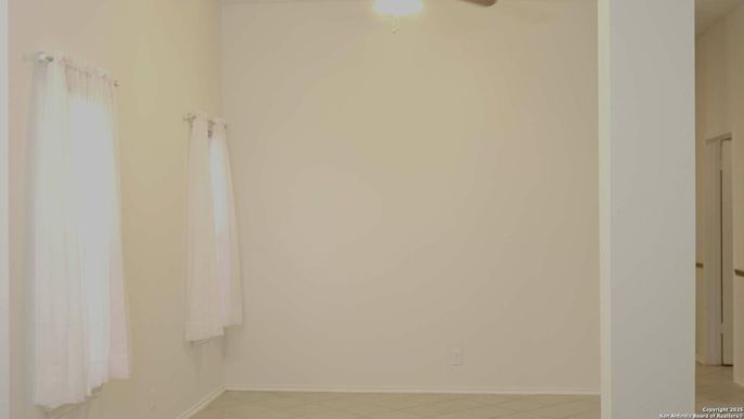 Empty room, Interior