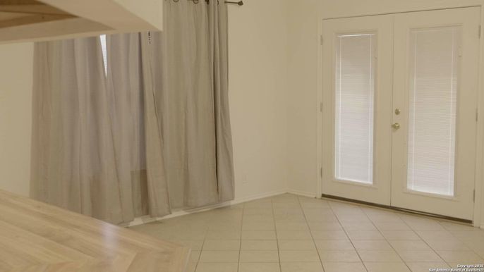 Empty room, Interior