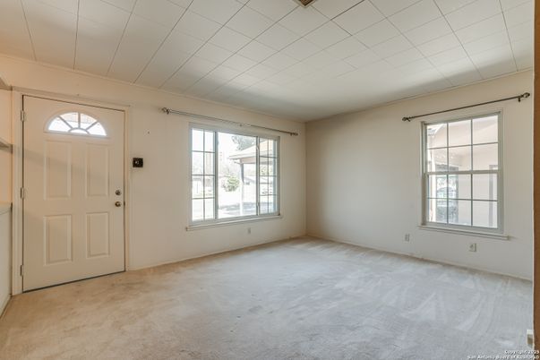 Empty room, Interior