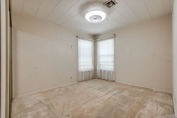 Empty room, Interior