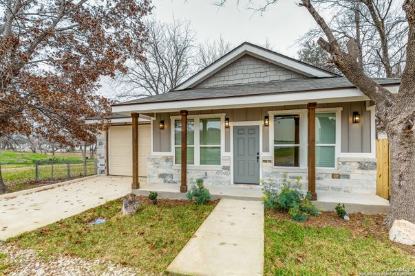 Exterior, Facade, Ranch