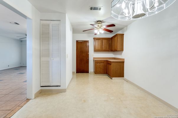 Empty room, Interior