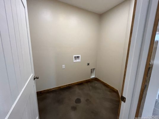 Empty room, Interior