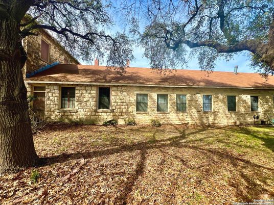 Exterior, Facade, Ranch
