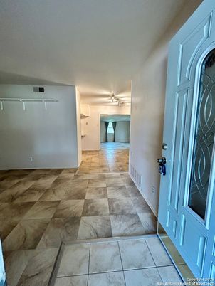 Empty room, Interior