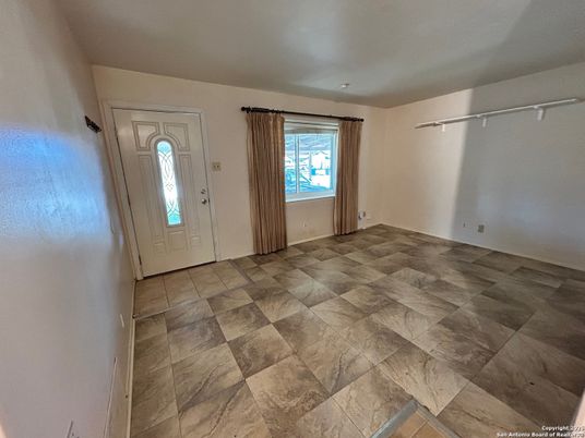 Empty room, Interior