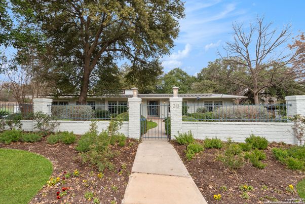 Exterior, Facade, Ranch