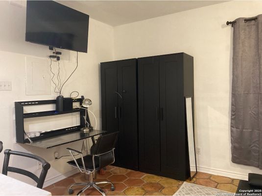Home Office, Interior