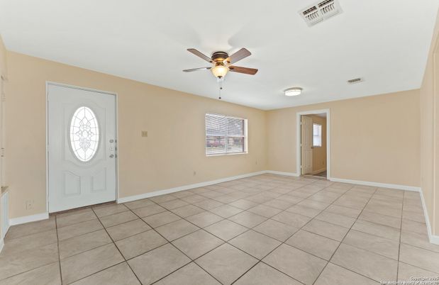 Empty room, Interior