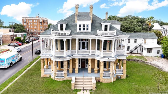 Exterior, Facade, Queen Anne Victorian