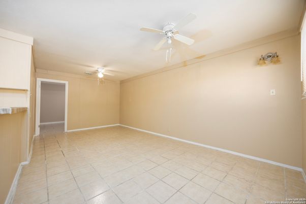 Empty room, Interior