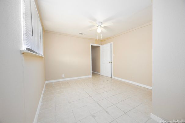 Empty room, Interior