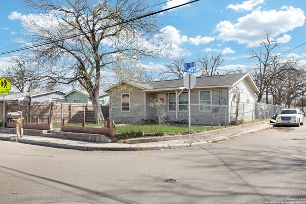 Exterior, Facade, Ranch